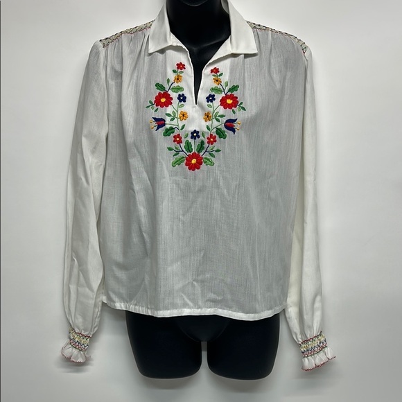 handbestickt Tops - Embroidered White Blouse with Floral Design small vintage handbestickt